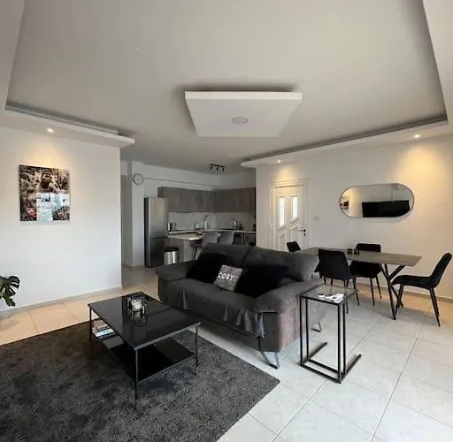 Elite Escapes Roof Terrace Apartment - Kato Paphos